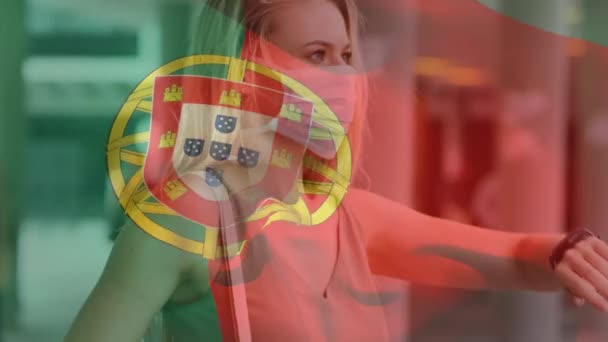 Animação Bandeira Portugal Acenando Sobre Mulher Vestindo Máscara Facial Durante — Vídeo de Stock