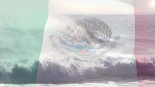 Cyfrowa Kompozycja Meksykańskiej Flagi Machająca Przed Powietrznym Widokiem Fal Morzu — Wideo stockowe