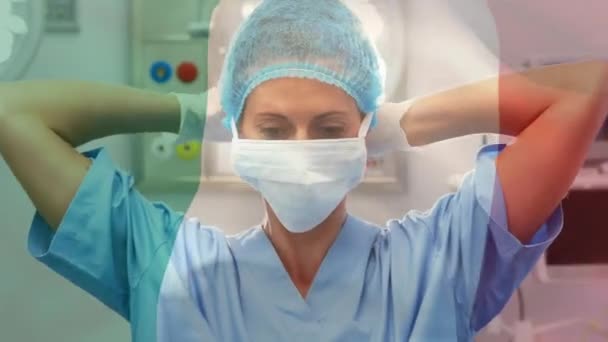 手术室里 意大利国旗在女外科医生面前飘扬的动画 全球医学 围产期保健服务 数码制作的19种流行病概念视频 — 图库视频影像