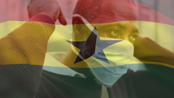 Animazione Della Bandiera Del Ghana Che Sventola Sull Uomo Indossando — Video Stock