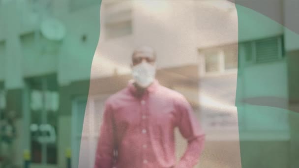 在第19届流感大流行期间 黑色的旗帜飘扬在戴着面具的男人身上 全球联盟19大流行病概念数码视频 — 图库视频影像