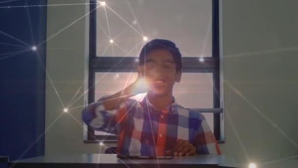 Ragyogó Kapcsolatrendszer Fiú Ellen Aki Megérint Egy Láthatatlan Képernyőt Általános — Stock videók