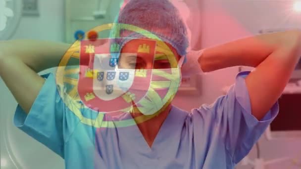 Animação Bandeira Portugl Acenando Sobre Cirurgiã Feminina Sala Operações Medicina — Vídeo de Stock