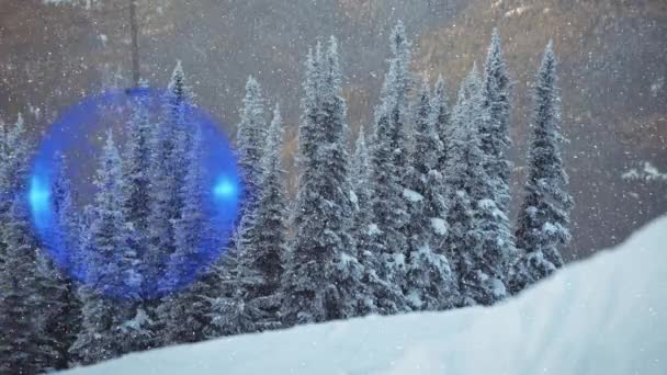 Animacja Padającego Śniegu Niebieskie Bożonarodzeniowe Błyskotki Nad Krajobrazami Zimowej Wsi — Wideo stockowe