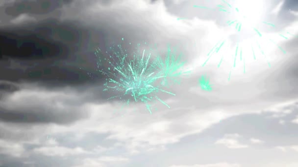 空の暗い雲に対して爆発花火の上に緑のクリスマスのテキスト クリスマス フェスティバルとお祝いのコンセプト — ストック動画