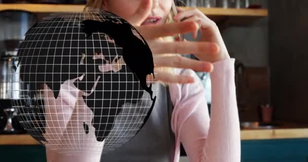 スマートフォンを使って女性の上を回転する地球のアニメーション 世界規模の接続 デジタルインターフェース テクノロジーの概念デジタルで生成されたビデオ — ストック動画