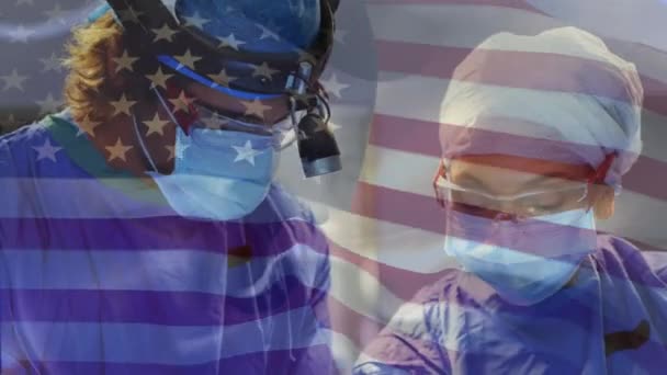 Animación Bandera Estados Unidos América Ondeando Sobre Cirujanos Quirófano Medicina — Vídeo de stock