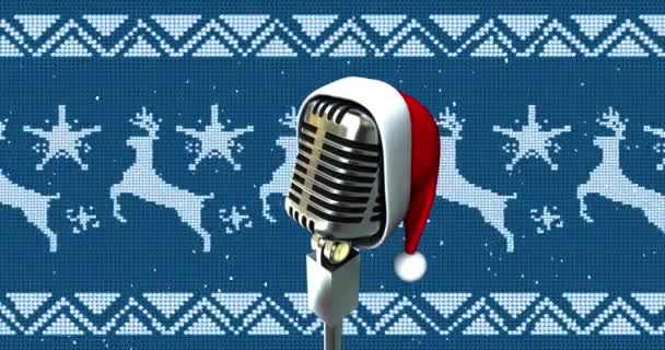 Animation Eines Retro Mikrofons Mit Weihnachtsmütze Über Weihnachtsmuster Auf Blauem — Stockvideo