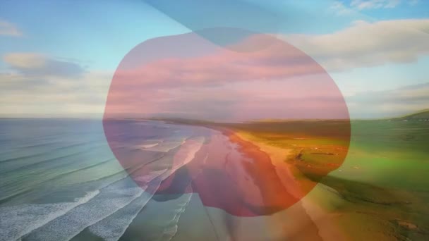 Sahilin Deniz Dalgalarının Havadan Görüntüsüne Karşı Japon Bayrağı Sallamanın Dijital — Stok video