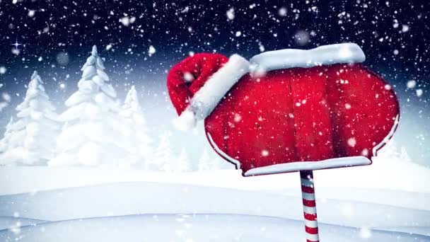Sneeuwval Kerstmuts Rood Houten Wegwijzer Winterlandschap Kerstfeest Viering Concept — Stockvideo