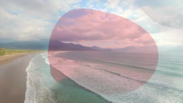 Cyfrowa Kompozycja Falującej Japońskiej Flagi Widokiem Powietrza Plażę Fale Morskie — Wideo stockowe
