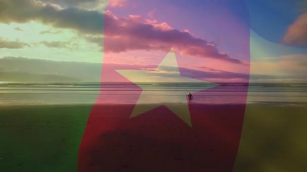 数字合成的挥动迷彩彩旗对抗在海滩上行走的人 国家旅游和旅行概念 — 图库视频影像