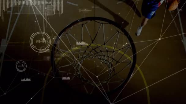 Veri Işleme Animasyonu Spor Salonundaki Karışık Irk Erkek Basketbol Oyuncusu — Stok video