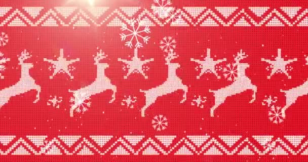 Kırmızı Arka Planda Ren Geyikleriyle Geleneksel Noel Şablonuna Düşen Kar — Stok video