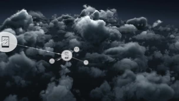 空の暗い雲に対するデジタルアイコンのネットワーク 世界的なネットワーキングとクラウドストレージ技術の概念 — ストック動画