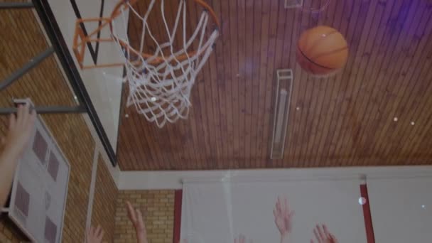 Анімація Мереж Язків Над Групою Різноманітних Баскетболістів Спортзалі Концепція Глобального — стокове відео