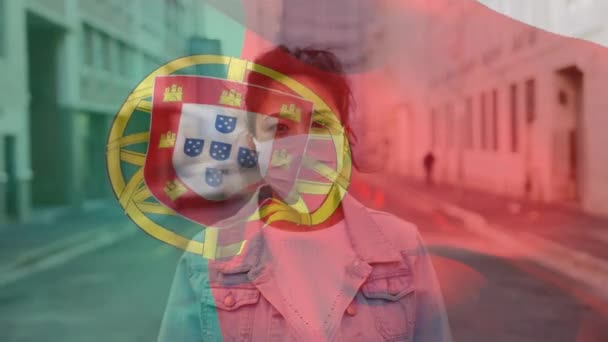 Animacja Flagi Portugalczyka Machającego Nad Kobietą Noszącą Maskę Twarzy Podczas — Wideo stockowe