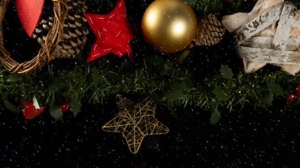 Animação Neve Caindo Sobre Decorações Natal Fundo Preto Natal Tradição — Vídeo de Stock