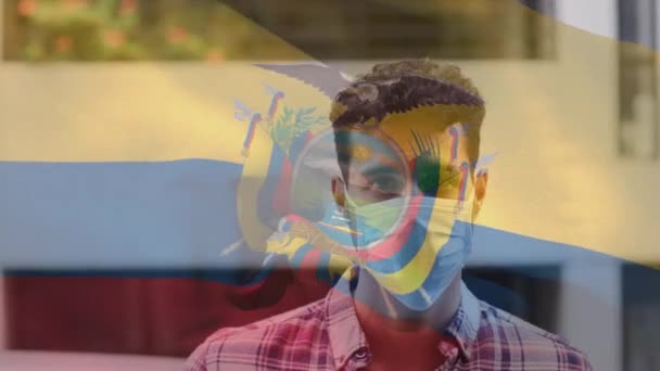 Animación Bandera Ecuador Ondeando Sobre Hombre Con Mascarilla Facial Durante — Vídeo de stock