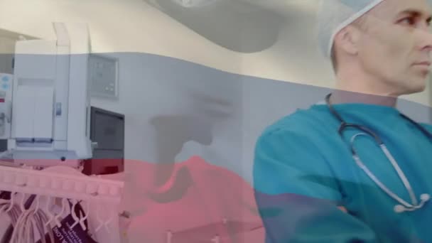 手术室里 在麻醉师面前摇曳着俄罗斯国旗的动画 全球医学 围产期保健服务 数码制作的19种流行病概念视频 — 图库视频影像