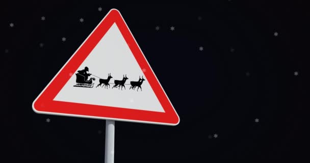 Animation Von Schnee Der Über Ein Weihnachtliches Verkehrsschild Auf Schwarzem — Stockvideo