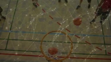 Çeşitli erkek basketbol oyuncuları grubu üzerinden bağlantı ağının animasyonu. global spor, bağlantılar ve dijital arayüz konsepti dijital olarak oluşturulmuş video.