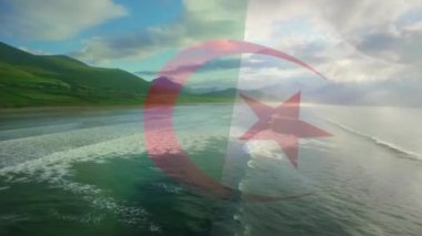 Kumsal ve deniz dalgalarının havadan görüntüsüne karşı Cezayir bayrağı sallamanın dijital bileşimi. Ulusal turizm ve seyahat kavramı