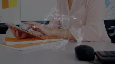 Okuldaki beyaz kadın öğretmenin üzerinde ikonlar olan bir dünya animasyonu. küresel bağlantılar, eğitim ve dijital arayüz konsepti dijital olarak oluşturulmuş video.