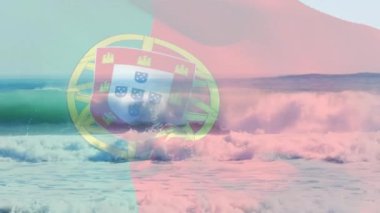 Denizde dalgalara karşı Portekiz bayrağı sallamanın dijital bileşimi. Ulusal turizm ve seyahat kavramı