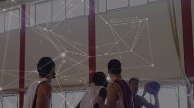 Spor salonundaki çeşitli basketbol oyuncuları ile bağlantılı ağların animasyonu. global spor, bağlantılar ve veri işleme kavramı dijital olarak oluşturulmuş video.