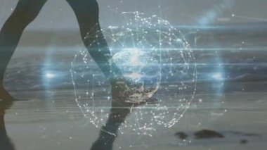 Kumsalda yürüyen beyaz kadın üzerinden dünya ile olan bağlantıların animasyonu. global spor, incelik ve sağlıklı yaşam tarzı konsepti dijital olarak oluşturulmuş video.
