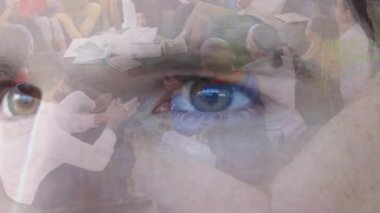 Gülümseyen iş arkadaşlarının el çırpışları üzerinde insan yüzü ve veri işleme animasyonu. küresel ağ, takım çalışması ve bağlantılar konsepti dijital olarak oluşturulmuş video.