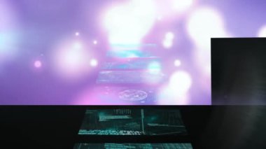 Düşen ışıklar üzerinde hareket eden ekranların animasyonu. küresel bağlantılar, veri işleme ve dijital arayüz konsepti dijital olarak oluşturulmuş video.