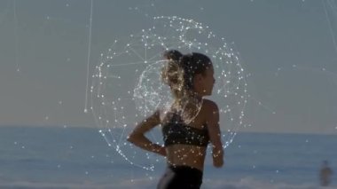Kumsalda koşan beyaz bir kadın üzerinden dünya ile bağlantı ağlarının animasyonu. global spor, incelik ve sağlıklı yaşam tarzı konsepti dijital olarak oluşturulmuş video.