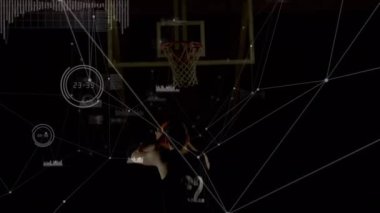 Veri işleme animasyonu, spor salonundaki karışık beyaz basketbolcu üzerinden bağlantılar. global spor, bağlantılar ve veri işleme kavramı dijital olarak oluşturulmuş video.