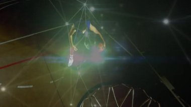 Beden eğitiminde karışık ırk erkek basketbol oyuncusu üzerinden bağlantı ağlarının animasyonu. global spor, bağlantılar ve veri işleme kavramı dijital olarak oluşturulmuş video.