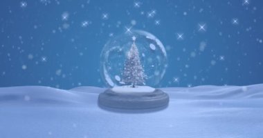 Kar yağışı ve kış manzarası üzerine yılbaşı ağacı animasyonu. Noel, kış, gelenek ve kutlama konsepti dijital olarak oluşturulmuş video.