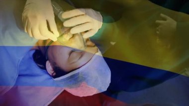 Ameliyathanede cerrahların üzerinde sallanan Kolombiya bayrağı animasyonu. küresel tıp, covid 19 pandemik konsept sırasında sağlık hizmetleri dijital olarak üretilen video.