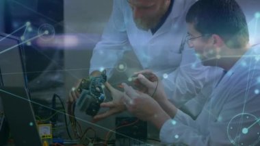 Bilgisayar donanımını tamir eden beyaz adamlar üzerindeki bağlantı ağının animasyonu. küresel ağlar, bağlantılar, bilgisayarlar, veri işleme ve dijital arayüz kavramı dijital olarak oluşturuldu.