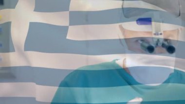 Ameliyathanede cerrahların üzerinde sallanan Yunan bayrağının animasyonu. küresel tıp, covid 19 pandemik konsept sırasında sağlık hizmetleri dijital olarak üretilen video.