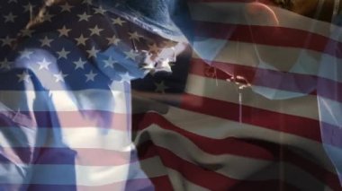 Ameliyathanede cerrah üzerinde sallanan ABD bayrağının animasyonu. küresel tıp, covid 19 pandemik konsept sırasında sağlık hizmetleri dijital olarak üretilen video.