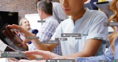 Akıllı telefon kullanan insanların üzerine düşen sosyal medya simgelerinin animasyonu. Sosyal medya ve iletişim konsepti dijital olarak oluşturulmuş video.