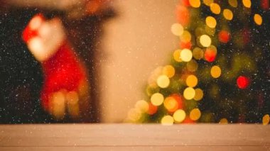 Bulanık odaya kar yağması ve yılbaşı süsü. Noel, gelenek ve kutlama konsepti dijital olarak oluşturuldu.
