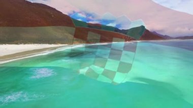 Sahilin ve deniz dalgalarının havadan görüntüsüne karşı Hırvat bayrağı sallamanın dijital bileşimi. Ulusal turizm ve seyahat kavramı