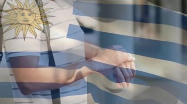 Covid 19 salgını sırasında yüz maskesi takan adamın üzerinde sallanan Uruguay bayrağının animasyonu. küresel covid 19 salgın konsepti dijital olarak oluşturulmuş video.