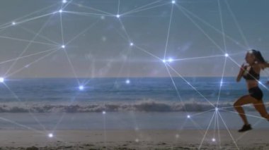 Kumsalda koşan beyaz kadın üzerindeki bağlantı ağlarının animasyonu. global spor, incelik ve sağlıklı yaşam tarzı konsepti dijital olarak oluşturulmuş video.
