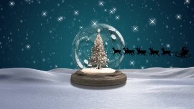 Kar küresi üzerinde gece vakti Noel Baba 'nın ren geyiğiyle yaptığı animasyon. Noel, gelenek ve kutlama konsepti dijital olarak oluşturuldu.