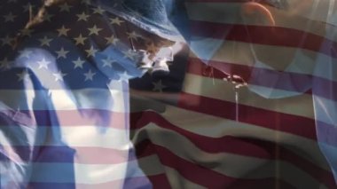 Amerika Birleşik Devletleri bayrağının ameliyathanede cerrahların üzerinde dalgalanması. küresel tıp, covid 19 pandemik konsept sırasında sağlık hizmetleri dijital olarak üretilen video.