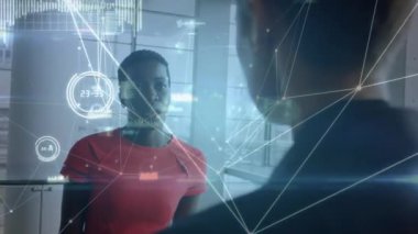 Ofisteki iş adamları üzerinden bağlantı ağının animasyonu. küresel bağlantılar, iş dünyası, dijital arayüz, teknoloji ve ağ konsepti dijital olarak oluşturulmuş video.