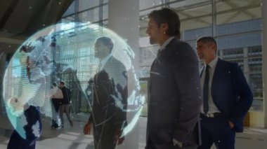 Ofisteki iş adamları üzerinden bağlantı ve dünya ağının animasyonu. küresel bağlantılar, iş dünyası, dijital arayüz, teknoloji ve ağ konsepti dijital